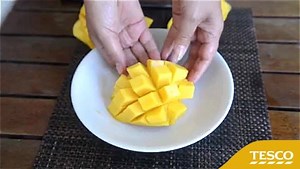 Věděli jste, že tropické ovoce mango má 69 botanických druhů? Dnes je Den manga.🥑 Mrkněte na vychytávku, jak efektně nakrájet mango👌 | Tesco Česko