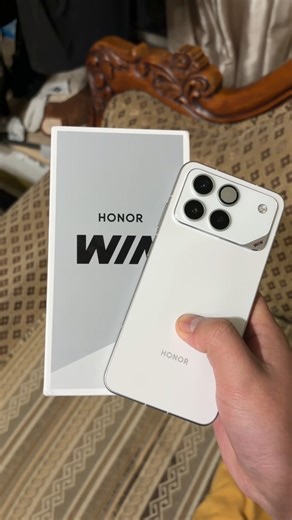 This is what the Honor Windows phone looks like in person; it's the previous GT series.