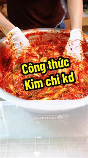 CÔNG THỨC LÀM KIMCHI cô Tám - 10kg cải thảo - 1kg muối làm mềm cải, (sẽ rửa sach sau đó) - 1kg Cà rốt . - 1,5kg Củ cải trắng - 200g lá hẹ - 200g hành lá - Bột nếp 1 gói 400g , khuấy đều với 3 lít nước ngoáy tan xong cho lên bếp đun sôi ,vừa đun vừa quấy tránh vón cục và cháy nồi, quấy đến khi trong bột la tắt bếp để nguội - 150ml Nước mắm, đường 900g đường cát, thích ngọt tăng thêm theo khẩu vị, bột ngọt 30 g -Sa tế tôm 1 lọ( hoặc 100gr tôm khô) - Ớt bột Hàn QUỐC 350g, muốn đỏ đậm tăng thêm bột 