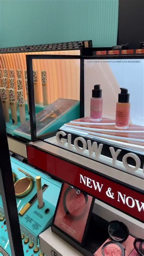 The @armanibeauty Fluid Sheer Glow Enhancer Highlighter is designed to have a sparkle "splatter" effect inside the formula. The pearl is meant to be evenly distributed across the pigment in a way that looks aesthetic in the package, but also translate to your skin. What you are seeing here is an example of pearl sticking to the wall. There are many reasons this is happening but at its core it's clear these pearls and pigments are not being held together in a strong enough way, impacting the prod