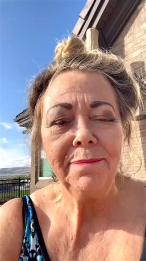 Started my morning with a cold plunge, then sat out here in the sunshine to get ready. ☀️ There’s just something about the morning sunshine, it lifts your mood and makes everything feel a little brighter. 🥰 How do you like to start your mornings? #LoveYourLife #morningroutines #morningsunshine | Robin Wright Frank