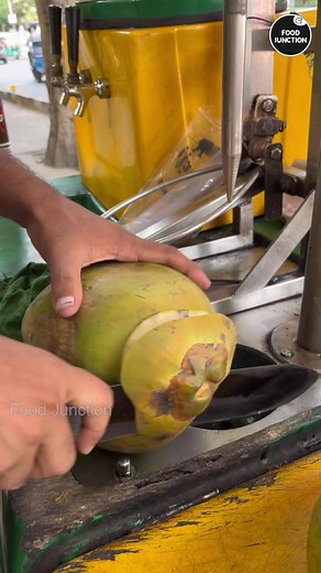496K views · 6.1K reactions | coconut water in a unique machine #food #foodporn #streetfood #juice #healthy #coconut #summer #tasty #streetchallenge #foodies | Food Junction | Facebook