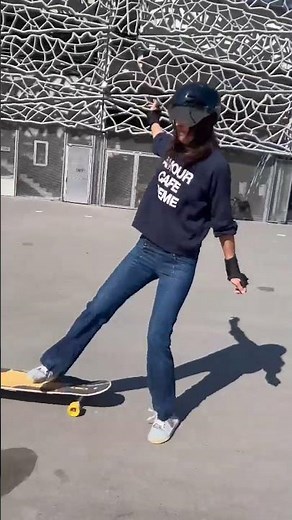 Teaching longboarding to others. I just love that !! 😍 #longboarddancing #longboardlesson