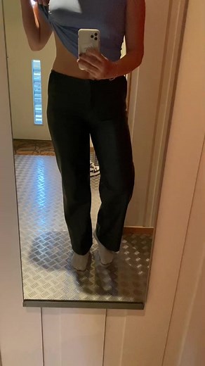 D e teit å sy om alt man har av buksa t low/mid waist… guilty💁🏼‍♀️ #sewing #fashionhacks #lowwaist #clothinghacks