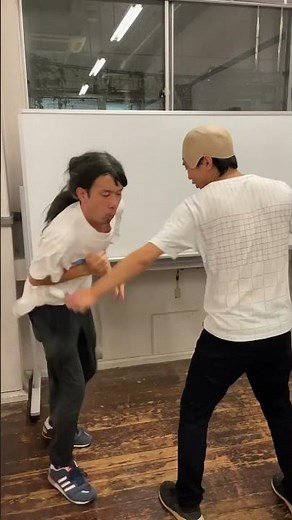 滅多刺しにされるウェイブマスター・坂口拓