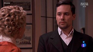 Cayetana distrae a Germán pagándole por salvar su vida