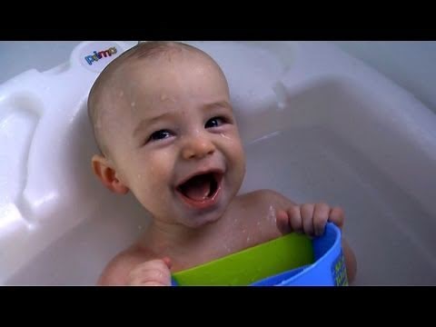 Baby in Bath Laughs Hysterically (Super Cute)