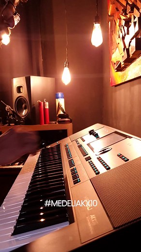 Bora conferir mais um pouquinho dos timbres do AKX10 da Medeli 🎹 Em breve tem review pra gente conferir! O que você mais gostaria de conferir? Conta pra mim aqui nos comentários 🙌🏼 . #edaraujo #reviewdotio #medeliakx10 #medeli #AKX10 #tecladistagospel Equipo | Ed Araújo