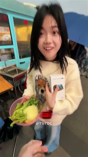 The girl who cut the entire line with rock, paper, scissors 😂