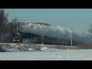 SSN stoomtrein door de sneeuw met enorme stoomwolken.