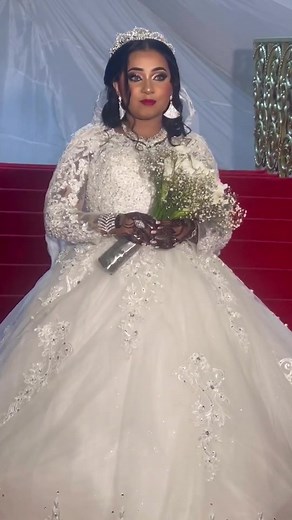 #weddingtiktok #dirac #aroos☺️❤️❤️ #hidoiyodhaqan #somaliwedding #somalidress❤️ #diracsomali #arooskaaga #mombasaweddings #bridalgowns #weddinggowns