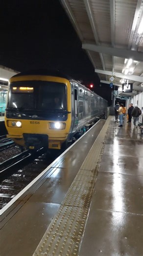 GWR Class 165 arrives at Redhill