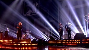 Adele chante "Rolling in the Deep" en live