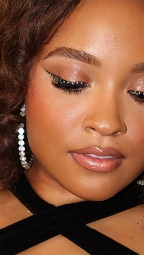 Alex Isley on Instagram: "Felt really good to sing some standards again.. “Lush Life” was the first song that I heard that really made me want to start singing jazz in the first place. R&B literally runs through my veins, but Jazz was ALL I sang before I had any original music to put out, and it’s such an integral part of my artistry. 💙 thank you so much to my INCREDIBLE band for the weekend @deshaunallen @drepinckney @dcobbs @listongiii @justus.west our synergy was/is unmatched. • Thank you @b