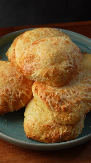 Gaspi | Recetas fáciles on Instagram: "Día 3 de 7 de meriendas saludables 🧀 me pidieron mucho ideas saladas y aunque soy más de la merienda dulce estos bocaditos de queso quedaron muy épicos Para 10 “pancitos” -1/2 taza maicena -1 scoop proteína en polvo -2 huevos -200g queso parmesano -100g queso mozzarella 20’ de airfryer a 170°C o 20’ a 190° en el horno (chequear cada unos minutos y sacar cuando están dorados) Anímate a probarlos! Gaspi ✌🏻 #recetasaludable #recetas #queso #snacks #cheese"