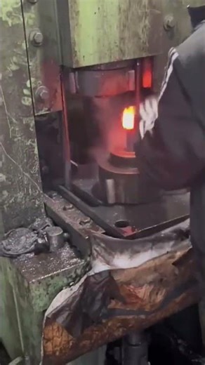 Hot Metak Shaft Shaping in Hydraulic Press