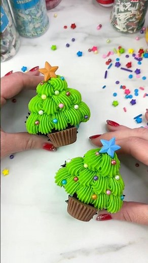 How to turn a cupcake into a Christmas Tree 🎄