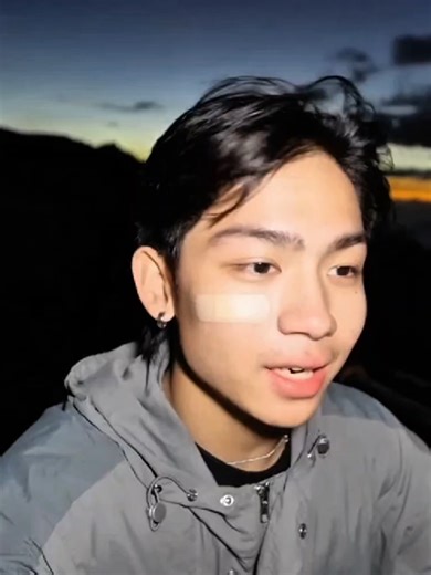 #pov — [ 23. ] “brewing romance.” elouise's pov training your boyfriend is a strange mix of pride and restraint. i realized that the moment jeo stood behind the cashier counter, his apron tied a little awkwardly around his waist while looking at me like i was the only authority he trusted. iba ang aura n'ya ngayon. hindi s'ya 'yong confident na writer that everyone admired. he's also not the investor my friends respected—but 𝘮𝘺 𝘣𝘰𝘺𝘧𝘳𝘪𝘦𝘯𝘥, waiting patiently sa mga instructions na ibibi