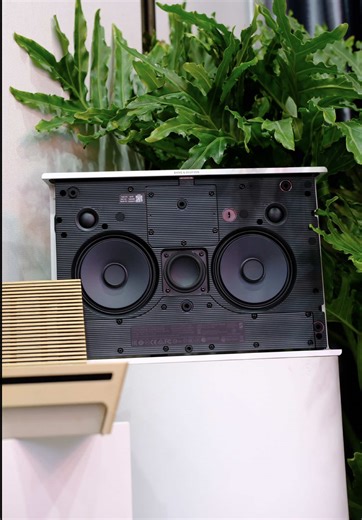 #Bang & Olufsen Beosound Level — Một trong những mẫu loa được đánh giá hoàn hảo cả về thiết kế lẫn chất âm của Bang & Olufsen. Thiết kế Bắc Âu tối giản nhưng sang trọng, đặt ở phòng khách, phòng ngủ hay góc làm việc đều trở thành một điểm nhấn nội thất tinh tế. Không chỉ đẹp, Beosound Level còn mang đến chất âm chi tiết, cân bằng và rất giàu cảm xúc, nghe vocal, acoustic hay nhạc nhẹ đều cực kỳ cuốn hút. Một chiếc loa vừa để thưởng thức âm nhạc, vừa là món decor đẳng cấp cho không gian sống. Anh