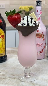 Frozen Strawberry Mudslide 🍓 #icecream | Tipsy Bartender