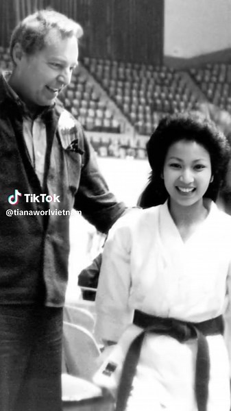 Mình là Tiana Alexandra – “Công chúa Karate” và là nữ học trò duy nhất của huyền thoại Lý Tiểu Long. Chính Lý Tiểu Long là người đã truyền cảm hứng, dẫn dắt mình trên hành trình võ thuật và còn giới thiệu mình với nhà biên kịch Oscar Stirling Silliphant. Những câu chuyện đặc biệt về Lý Tiểu Long và hành trình của mình sẽ được bật mí nhiều hơn ở các video tiếp theo – đừng bỏ lỡ nhé! #tianathanhnga #karateprincess #brucelee #stirlingsilliphant #womenempowerment #inspiration #lytieulong #xh #fyp