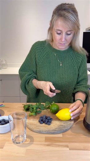 [RECETTE] Eau aromatisée détox 💦 En cette journée mondiale de l’eau, @fanny.comandini.dieteticienne vous propose une recette d’eau aromatisée détox avec du citron, des feuilles de menthe et des myrtilles 😉 Ingrédients pour 1 personne : - 1 citron jaune - 1 citron vert - feuilles de menthe - myrtilles - eau chaude Préparation : - Presser le citron jaune et le citron vert. - Ajouter de la menthe ciselée - Couper les myrtilles en deux et les ajouter. - Verser de l’eau chaude pour infuser et atten