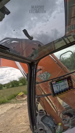 Cross track ! This is Quickest and easiest way to line up so they are bang on line, just until they are confident to line up how they want to! #bearded_excavation_uk #coinford #leica #leicamc1 #training #gopro #gps | bearded_excavation_uk
