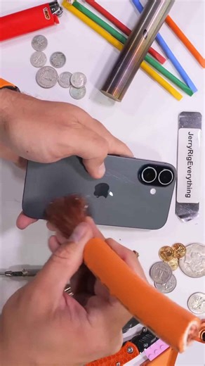 I tested the iPhone 17's scratch resistance! 🧐