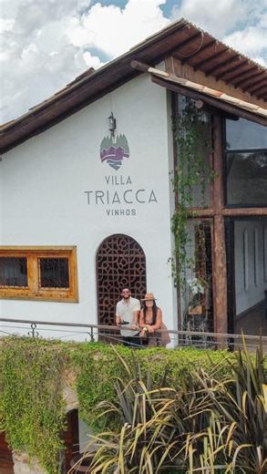 Brasília • Vida a dois • Turismo on Instagram: "Estreamos 2026 em grande estilo com o @sescdf! 🍷 Dessa vez, o nosso ‘turistando’ foi na @villatriaccahotelvinicola. Teve de tudo: mergulho na cultura dos vinhos, degustação de queijos maravilhosos, aquele visual que parece pintura e comida gostosa. Quer vir com a gente? É super simples: basta ter sua credencial do @sescdf ativa (vale pra comerciário, conveniado ou público geral!). O valor é de acordo com a sua categoria e o custo-benefício 