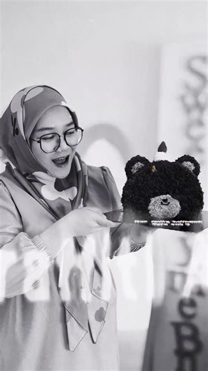 kekvelvetklasikbrunei 🍦 on Instagram: "today was a bit sad because si teddy got rejected 🥺 but alhamdulillah we delivered it ourselves and it arrived safely in the customer’s hands 🌸 thank you to our customer for the trust 😍 we sincerely apologise for any shortcomings..hope everyone loves it 🫶🏻"