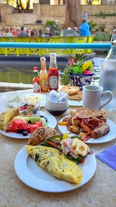 This River Walk hotel Has it all! Waterfront dining, easy access to river cruises, and a location that puts you steps from every downtown hotspot. (Hosted) Inside, you’ll find comfortable, beautiful lounge areas with huge windows overlooking the river so you can watch the boat cruises float by. It’s peaceful, cozy, and feels like the perfect escape in the middle of the city. Head up to the rooftop and the views get even better, a gorgeous rooftop pool with panoramic city views and plenty of spac