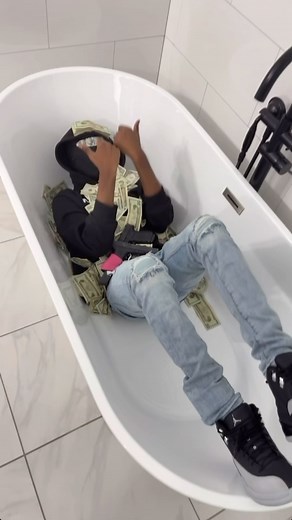 Kdot 600🐍| Wilson, NC📍 on Instagram: "“Waffles Nd P*rcs”😹🏁 #Props #entertainmentpurposesonly🚫"