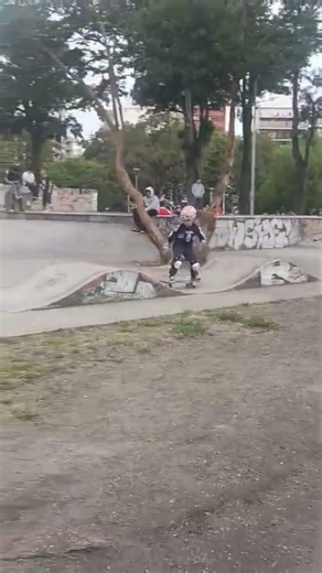 Backside disaster en rampa #skateboarding #skate #skateboard #skatepark #skater