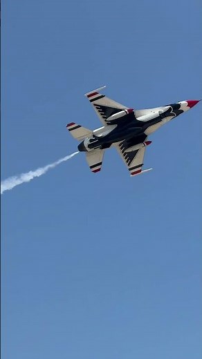 Thunderbird 8 Pilot RaZZ Puts on an Incredible Arrival at #OSH26