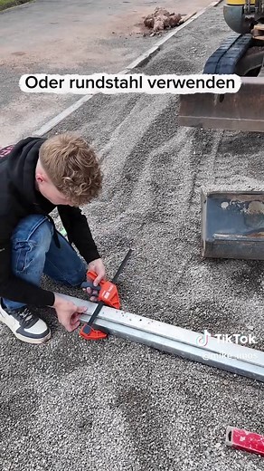 🧱📏 Splitbett vorbereiten – so wird deine Pflasterfläche perfekt! Moin, ich bin Mike 👋 und heute zeige ich euch, wie ihr in wenigen Schritten ein sauberes Splitbett für eure Pflasterfläche vorbereitet 💪 ⸻ 🔧 Schritt für Schritt erklärt: 1️⃣ Führungsschienen setzen • Rundstahl oder z. B. alte Gardinenstangen aus Edelstahl verwenden • In den Split legen und ausrichten • Ganz wichtig: Höhe exakt einstellen! 👉 Am Bordstein sollte das Pflaster ca. 1 cm überstehen Nach dem Abrütteln bleibt es ca.