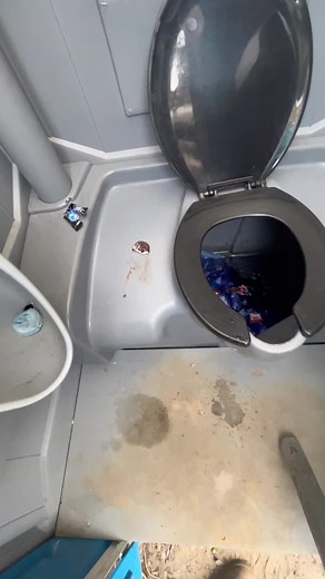 Dang eating candy n pooping#foryoupage #satisfying #chill #dirtyhandscleanmoney #cleantoks #trending #follow