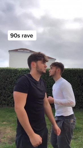 90s Rave Dance Moves: Fun Outdoor Performance