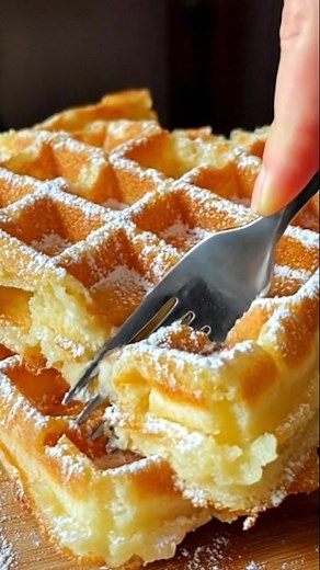 🧇 Gaufres Traditionnelles comme à la Fête Foraine 🎡 📋 Ingrédients : 250 g de farine 100 g de sucre 2 œufs 100 g de beurre fondu 300 ml de lait 1 sachet de sucre vanillé 1/2 sachet de levure chimique (environ 5 g) 1 pincée de sel Sucre glace, pour la décoration 🥣 Instructions : Préparation de la pâte à gaufres : 1.1. Dans un grand bol, mélangez la farine, le sucre, le sucre vanillé, la levure chimique et le sel. 1.2. Creusez un puits au centre et ajoutez les œufs. Mélangez doucement en incorp