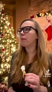 Áldott, békés, szeretet ünnepét. 🎄❤️ Ne húzd fel magad ha reped a bejgli, nem fér rá a csúcsrész, kiégett az egyik izzó. | Ács Fruzsina