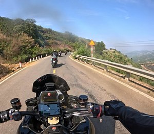 25K views · 346 reactions | 9:15 sáng, team Bờ Kè về lại đỉnh đèo Tân Thanh uống cafe nghỉ ngơi sau 300km chạy suốt. Quán view đẹp sạch sẽ mát mẻ nhưng team lo nghỉ ngủ đến ảnh và clip của quán cũng quên quay luôn 藍 Chưa tới Lâm Hà đã 300km rồi, trong khi QL20 chạy suốt thì đã tới Đà Lạt. | Nguyễn Boo Khiêm | Facebook