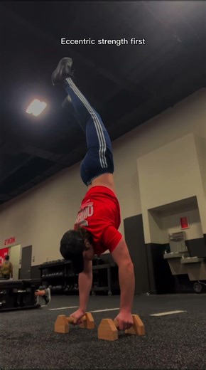 Day 1 of unlocking the freestanding HSPU.Control on the way down. Now we build the press