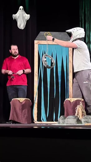 Další reprízu Ducha (z) osady uvidíte v Divadle Gong v úterý 10. 2. 2026 od 19h. Neváhejte a přijďte se pobavit! 👻🏡 #divadlopostscriptum #autorskedivadlo #divadlogong #duchzosady #komedie | Divadlo Post Scriptum