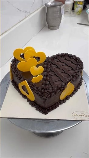 Yammy Chocolate heart shape cake decorating ideas #heartcake #trending #chocolateheart #yammycake