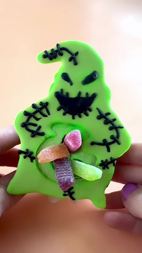 Spooky Oogie Boogie Cupcake Recipe for Halloween Movie Night