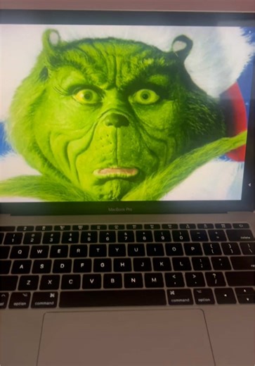 Grinch Mask DIY #foryou #howto #grich #howthegrinchstolechristmas #facemasks #maskdiy #crayolaclay #clay #airdryclay #christmas