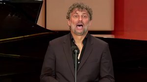 A little throwback to a very wonderful openair concert at the Grafenegg Music Festival two weeks ago. The performance of Franz Schubert's "Die Schöne Müllerin" with Helmut Deutsch was broadcast live by ORF Drei and Barbara Rett. 📽 www.orf.at / „Eine Produktion von ORF III Kultur und Information in Zusammenarbeit mit Grafenegg KulturbetriebsgesmbH © ORF III 2020. Alle Rechte vorbehalten." | Jonas Kaufmann