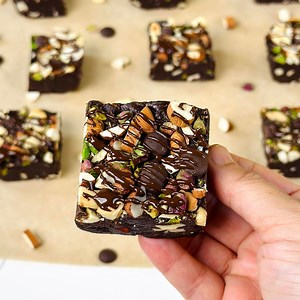 ✨Dates Chocolate Fudge - only 3 ingredients✨ Sugar-Free, Refined-Free & Gluten-Free dessert 👩‍🍳💕My Signature Dessert Sugar-free chocolate fudge made with only 3 ingredients is a perfect treat for your sweet cravings. No cooking required & sweetened with dates, this unique chocolaty fudge is super easy to make & a hit in my house Flavourful Healthy desserts By Priya❤️ Follow @flavourfulfoodz for more delicious recipes Dates Chocolate Fudge Ingredients : -Mejdool Dates – 135gms -Dark chocolate 