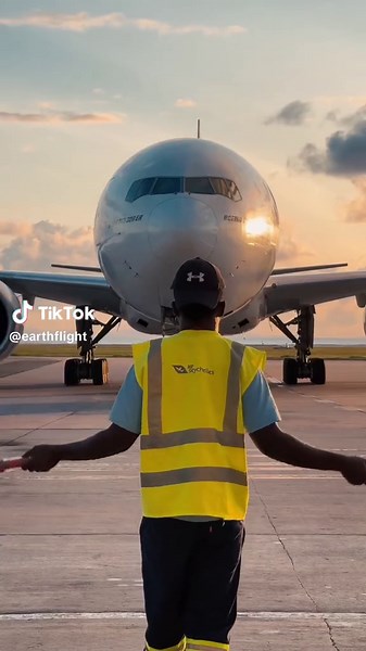 Experience the Beauty of Aviation in Stunning 4K Quality