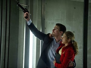 Arrow, saison 3 : Oliver et Felicity s'offrent un baiser en vidéo