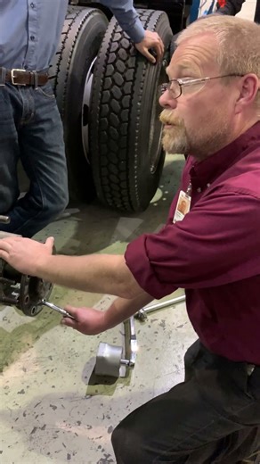 Rear Differential Axle installation #diesel #dieselmechanic #dieseltech #lincolntech